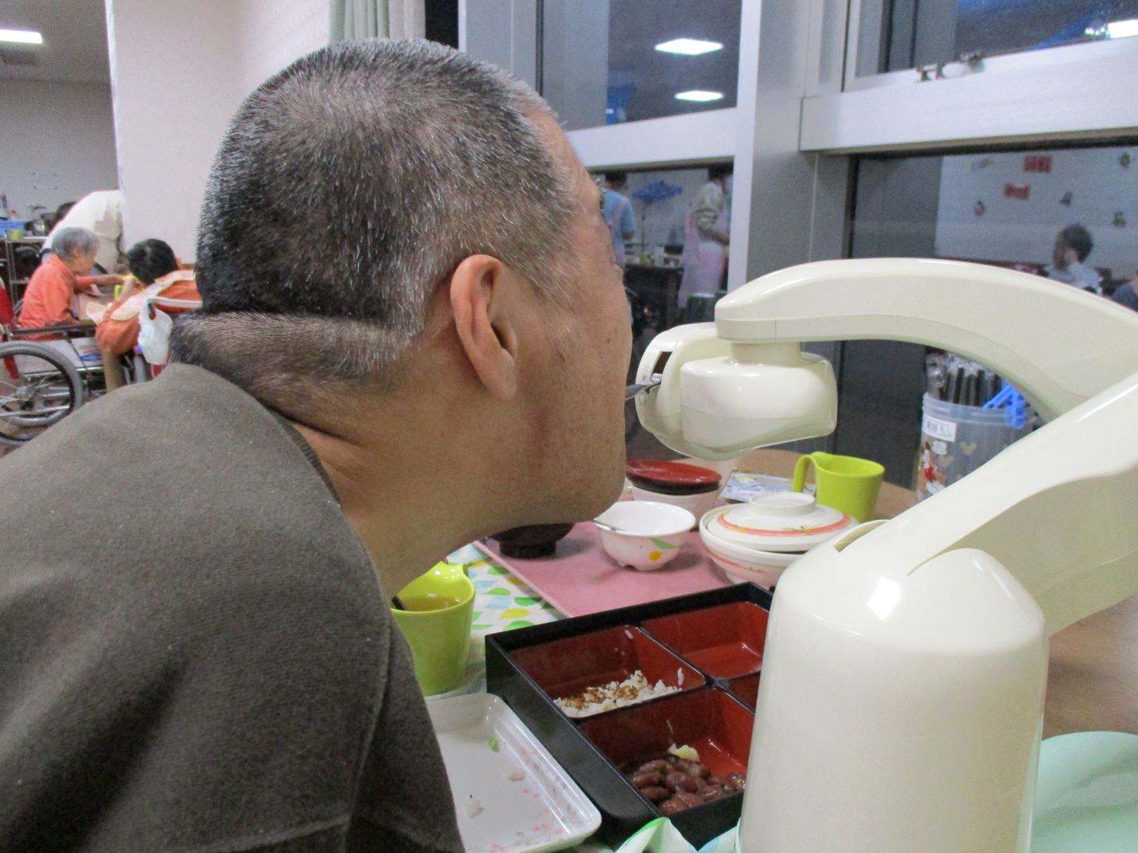 介護支援ロボットその1「食事支援ロボット」 社会福祉法人 共済福祉会